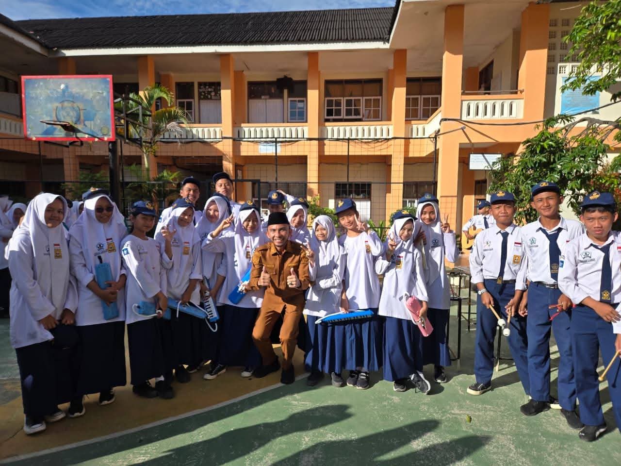 Usai upacara siswa poto bersama Wawako Allex.